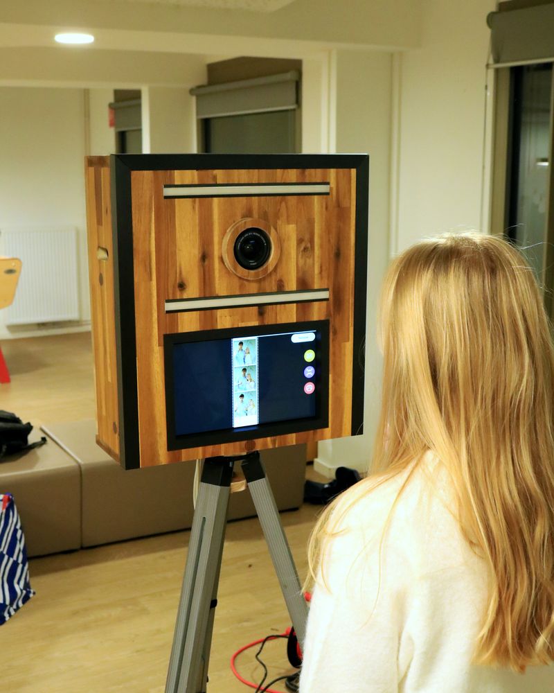 Une invitée devant l’écran tactile du photobooth Smilille